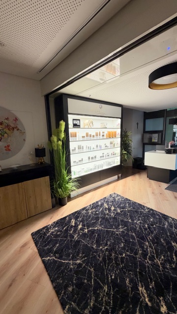 Blick in das Studio mit beleuchteten Verkaufsregalen und Sideboard