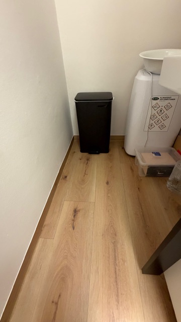 Schwarzer Abfalleimer